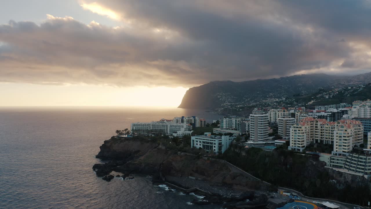 puesta de sol aérea sobre funchal, madeira con hoteles y el océano