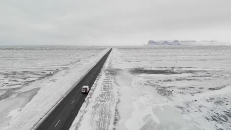 Tomas-Aéreas-De-Una-Furgoneta-En-La-Carretera-De-Islandia