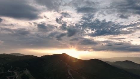 Alta-Antena-De-Puesta-De-Sol-Sobre-Grandes-Montañas-Con-Hermosa-Formación-De-Nubes