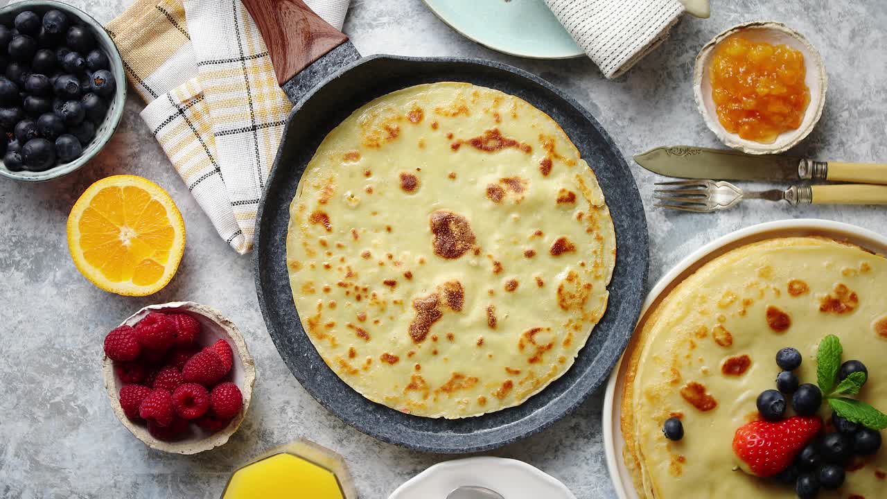 tortitas caseras saludables en una sartén de piedra colocada en la mesa