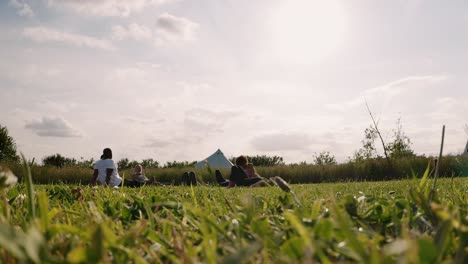 Gruppe-Reifer-Männer-Und-Frauen,-Die-Am-Ende-Des-Outdoor-Yoga-Kurses-Auf-Gras-Liegen-Und-Sich-Entspannen