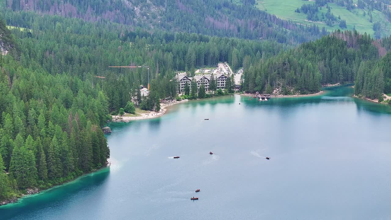 Luftfoto av den smaragdgrønne, vakre Pragsjøen i Dolomittene, Sør-Tyrol, Italia, med et herskapshus