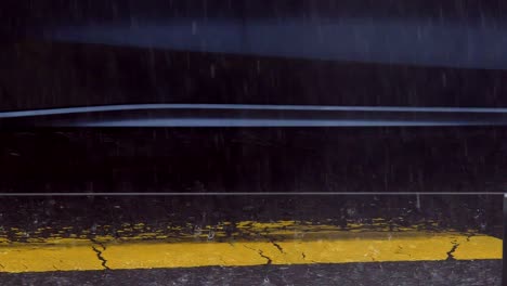 Regentropfen-Fallen-Auf-Asphalt-Mit-Gelbem-Zebrastreifen-Und-Vorbeifahrendem-Auto,-Handheld