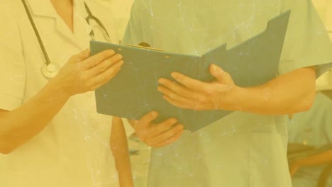 animación de la red de conexiones a través de las manos de mujeres y hombres médicos caucásicos