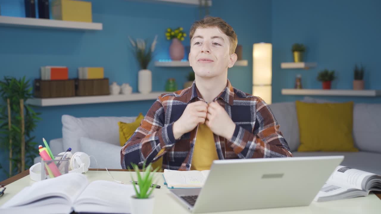 거울에서 자신을 좋아하는 학생. 그는 그녀의 머리카락을 곧게하고 있습니다.