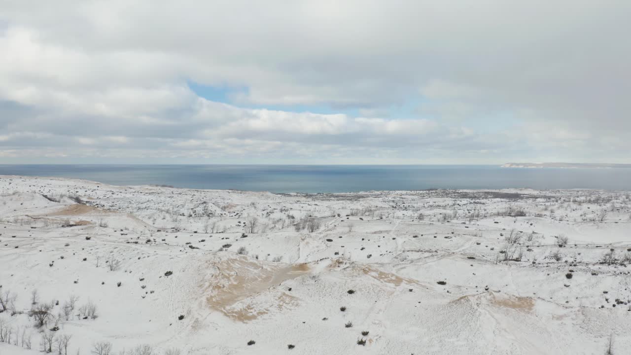 Drone afslører snedækkede klitter ved Sleeping Bear Dunes National Lakeshore