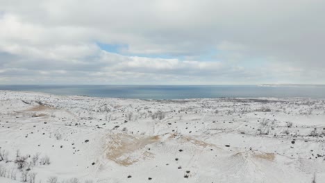 Drohne-Enthüllt-Schneebedeckte-Sanddünen-Am-Nationalseeufer-Der-Sleeping-Bear-Dunes