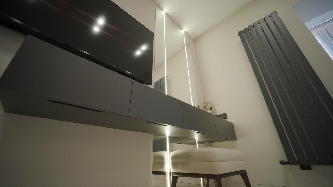 diseño y decoración de interiores modernos de sala de estar con sofá blanco en la sala de estar, mesa de comedor y sillas de madera, mostrador de cocina y armarios.