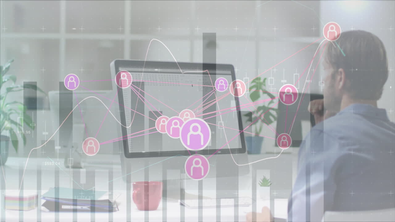 연결 및 데이터 처리의 애니메이션을 통해 사무실에서 컴퓨터를 가진 백인 사업가