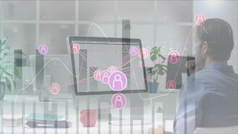 animación de conexiones y procesamiento de datos sobre empresario caucásico con computadora en la oficina