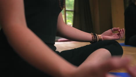 una persona se sienta en una postura meditativa pacífica, centrándose en la atención y la relajación