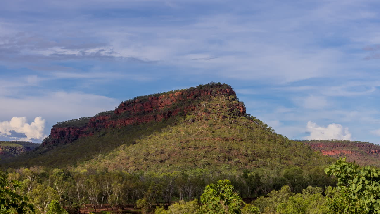 timelapse движения облаков и теней над горной вершиной на северной территории