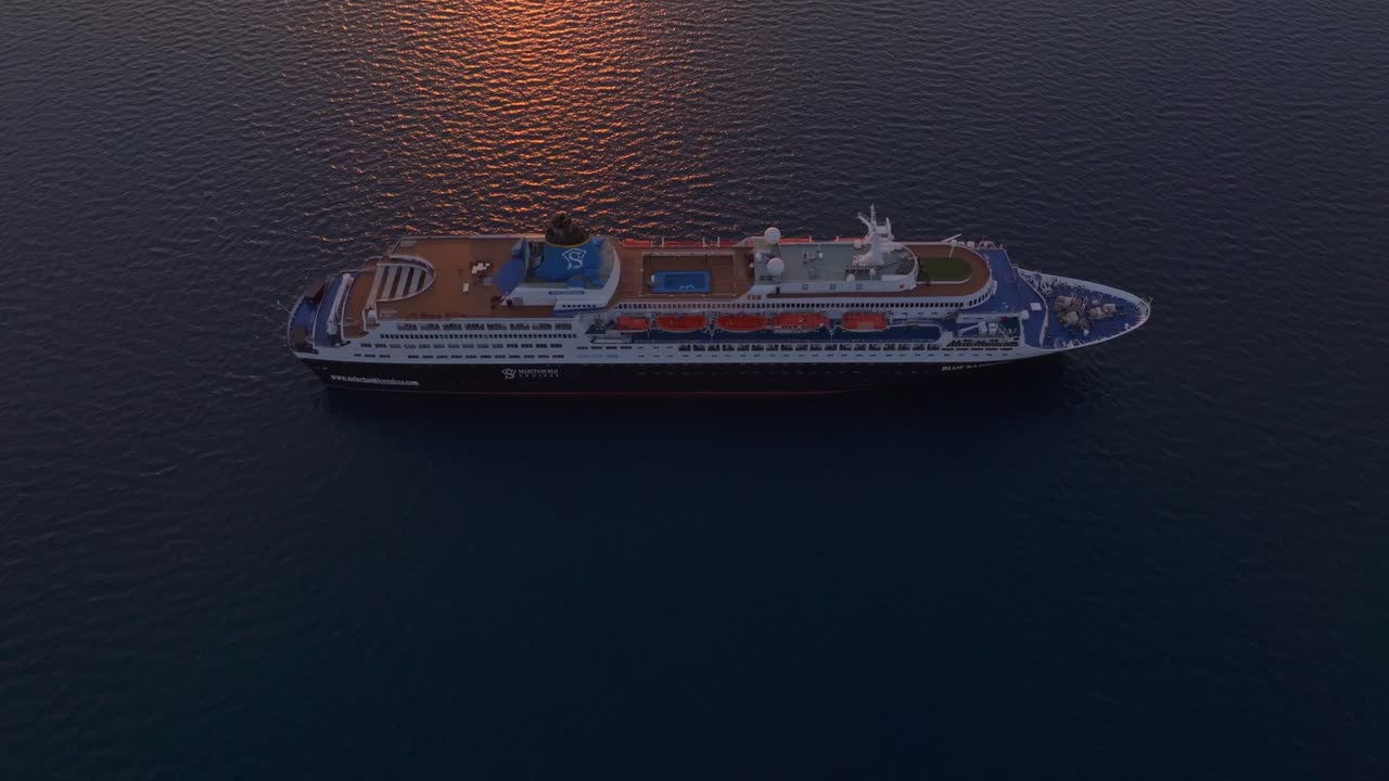 Morgenlys på krydstogtskib til søs nær Marmaris, Tyrkiet