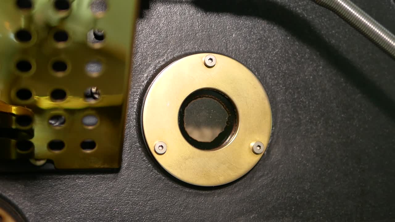 커피 로스터를 이용한 커피 로스팅 과정 영상