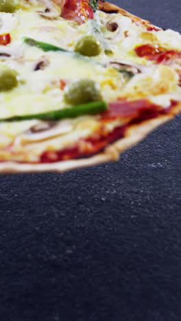 pizza al horno con aderezos de verduras