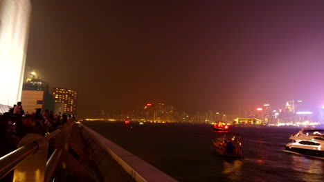 Pan-De-Lapso-De-Tiempo-Rápido-En-La-Noche-Del-Puerto-De-Hong-Kong,-China