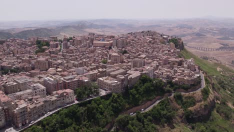 Vista-Aérea-De-La-Ciudad-De-Enna-Sobre-Una-Roca-Durante-El-Día,-Sicilia,-Italia