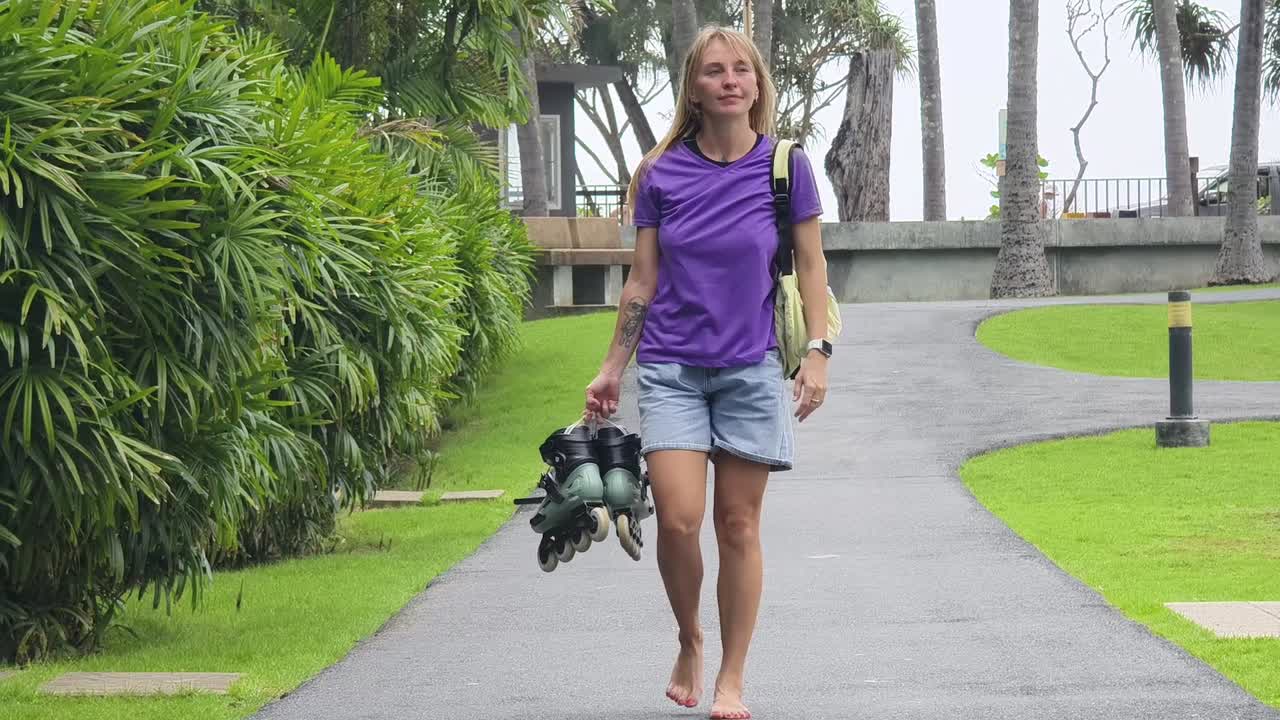 롤러 스케이트 를 타고 공원 을 걸어가는 여자