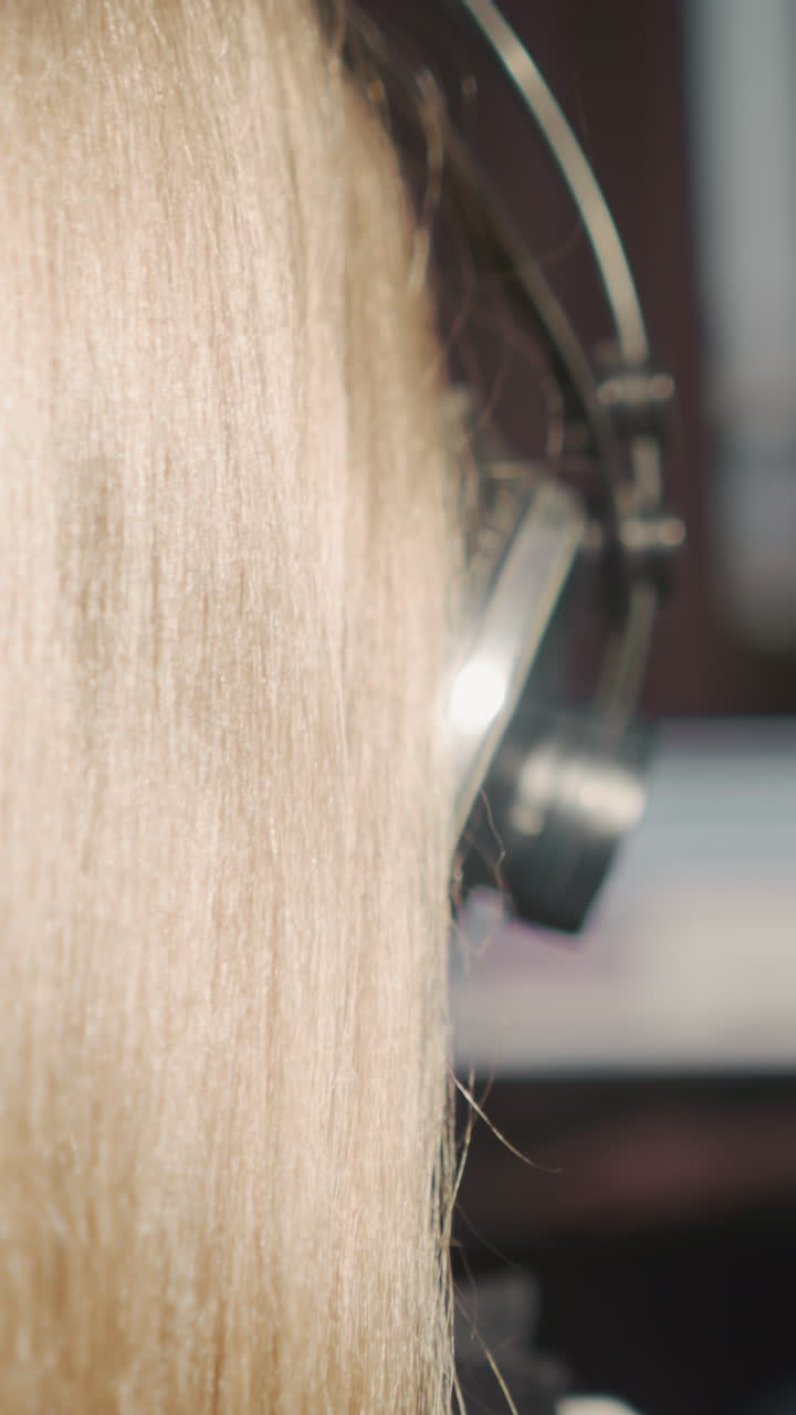 오디오 스튜디오 클로즈업에서 금발 머리카락을 가진 소녀. 숙련 된 아이가 보컬 선생님과 함께 노래를 부릅니다. 녹음 스튜디오에서 전문적인 보컬 수업