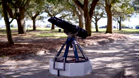 un plano general de una ametralladora gatling en jardines de punto blanco en charleston, sc