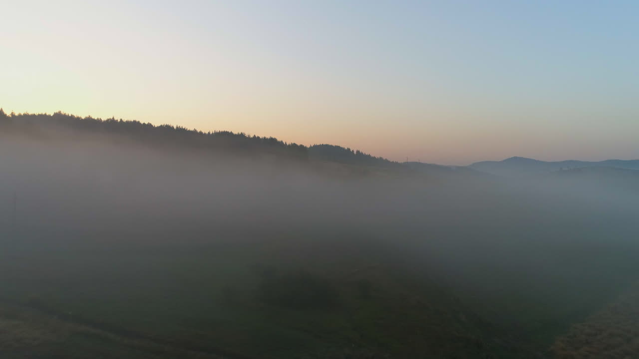 이른 아침 안개로 뒤덮인 산