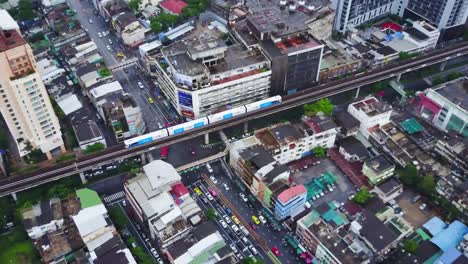vista aérea de la ciudad de bangkok con el tren del metro