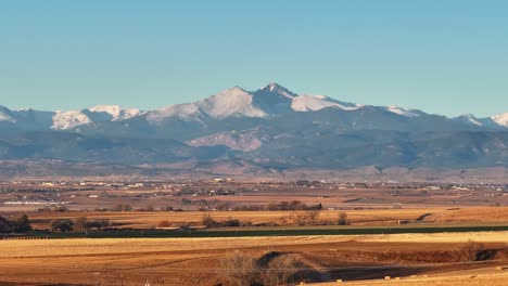 el pico largo de la montaña de colorado se eleva por encima de las llanuras drone vuela hacia arriba