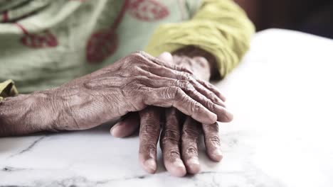 manos de ancianos