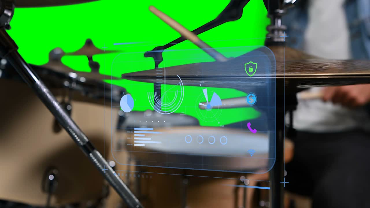 Batterista che colpisce piatti e tamburi in studio, con icone HUD che pulsano a ogni colpo per la produzione musicale