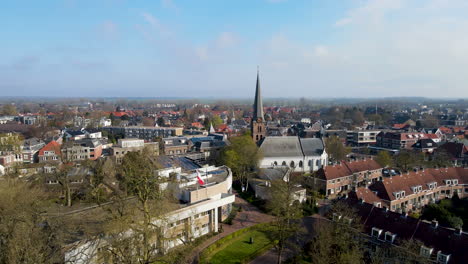 Foque-De-La-Torre-De-La-Iglesia-Con-Vistas-A-La-Pequeña-Ciudad