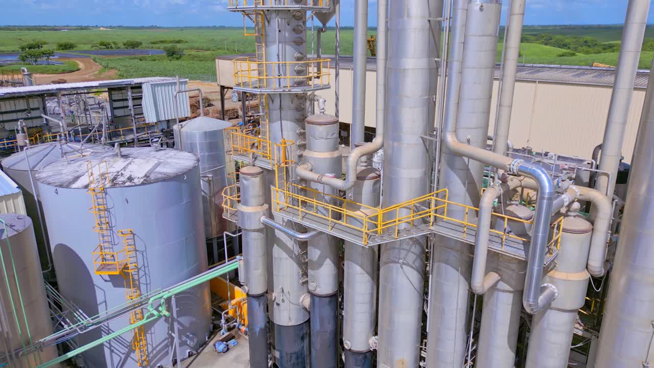 도미니카 공화국의 산 페드로 데 마코리스에 있는 바르셀로 럼 공장의 배관 및 탱크 - 드론 샷