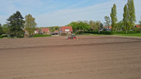 Hermoso-Carro-De-Tractor-Arando-Una-Parcela-De-Tierra-En-Un-Día-Soleado