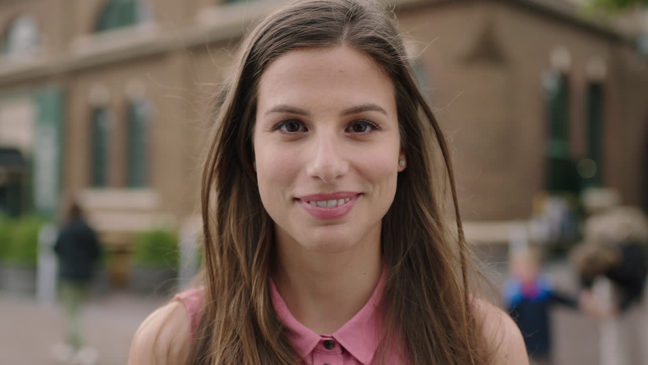 retrato en cámara lenta de una joven mujer hermosa estudiante sonriendo feliz disfrutando de un viaje de vacaciones