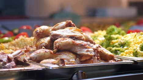 buffet de pollo asado y verduras