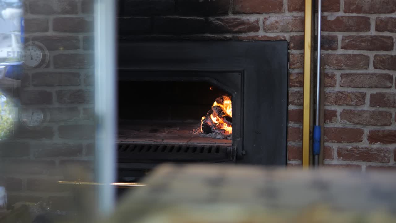 전통적인 피자 오븐 안에서 불타는 나무 긴 부 ⁇   ⁇  랙 초점