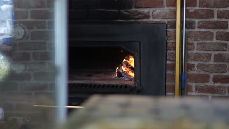 Quema-De-Leña-Dentro-Del-Horno-De-Pizza-Tradicional-Cocina-Larga-Enfoque-En-Rack