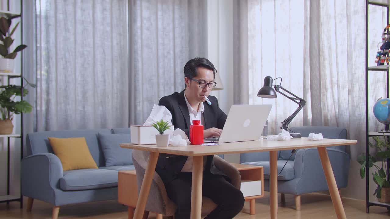 아픈 동안 집에서 일하는 남자