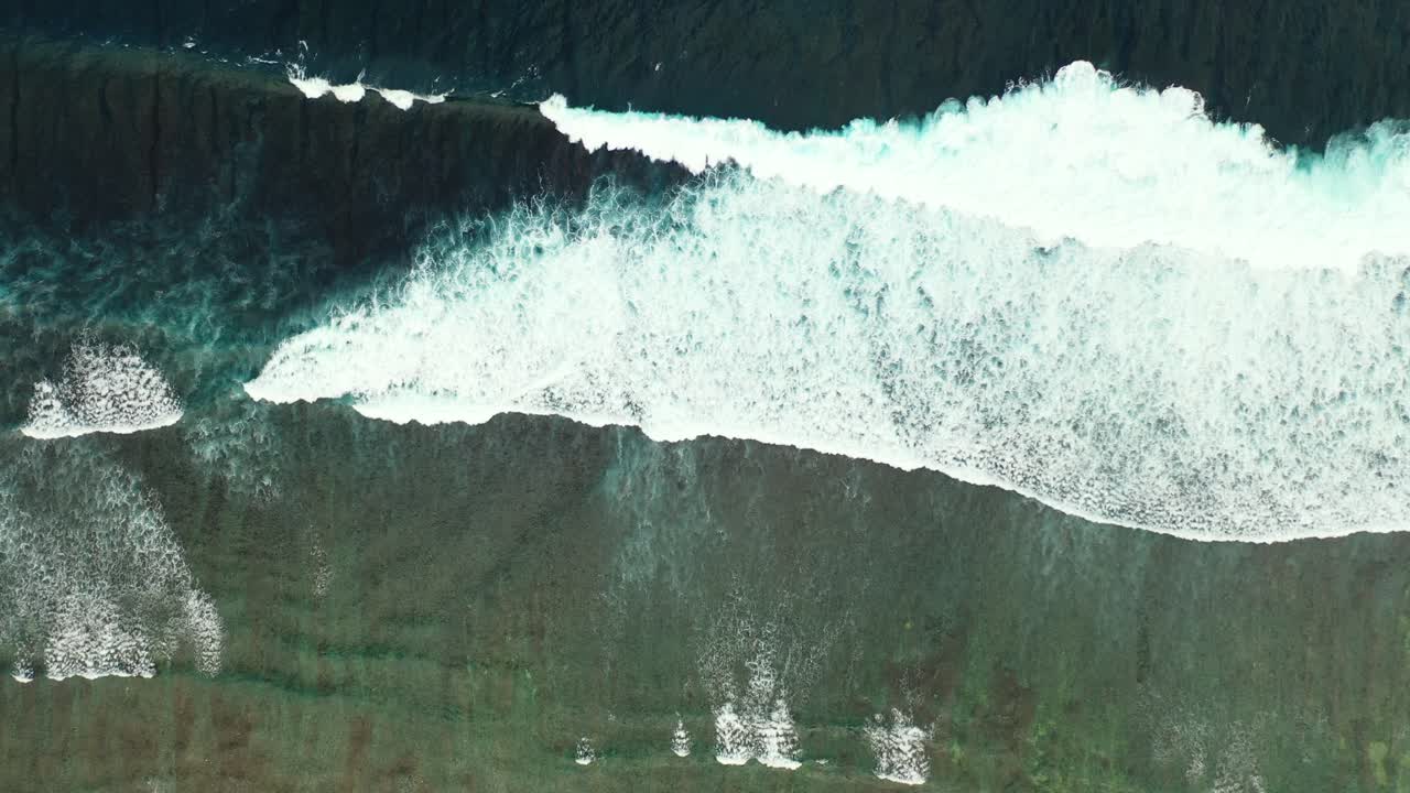 espectacular playa con olas blancas del océano salpicando en la colorida costa de la isla tropical con arrecifes de coral y guijarros, hawaii