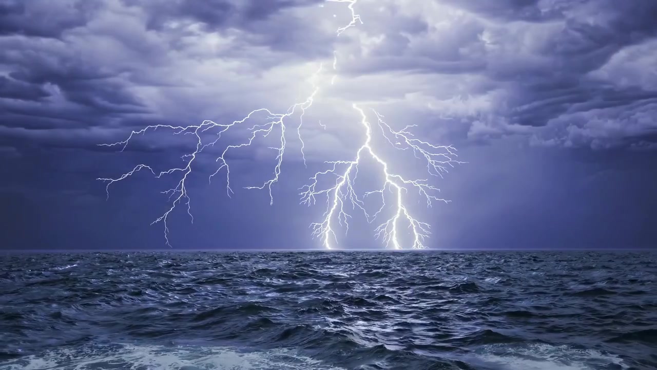 Kraftige lyn glimter over en stormfuld havhimlen