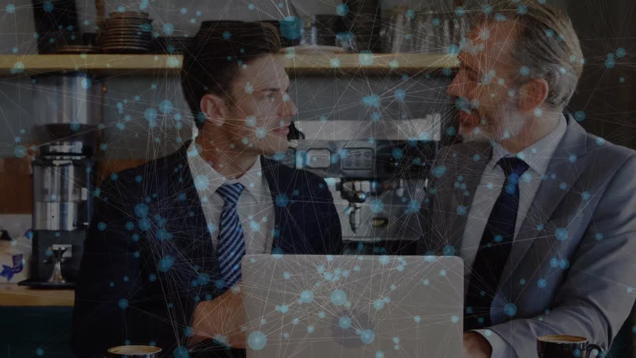 노트북을 사용하는 두 명의 코카시안 사업가에 대한 연결 네트워크의 애니메이션