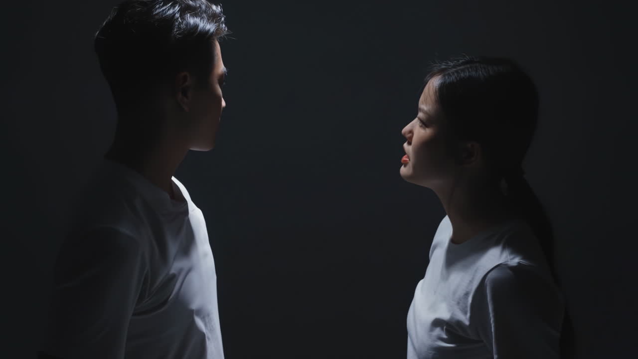 Decreto di divorzio di una giovane coppia stressata; problemi relazionali, crisi, conflitto; le emozioni sono intense mentre affrontano la fine del loro matrimonio, riflettendo tristezza e frustrazione.