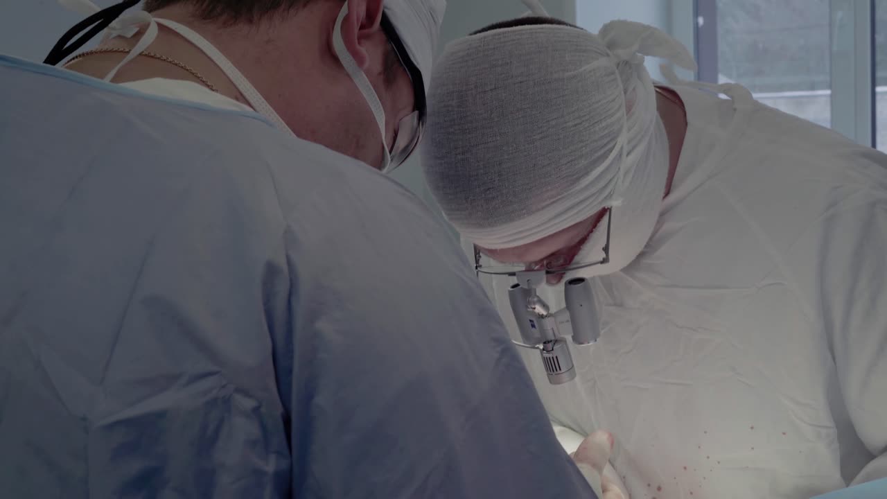 심장 외과의사 들 은 심장 수술 을 클로즈업 으로 수행 한다