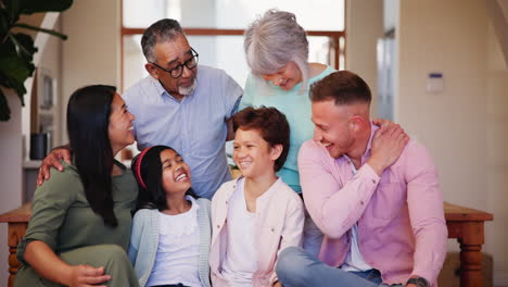 Fröhlichkeit,-Vielfalt-Und-Familiäre-Umarmung-Im-Wohnzimmer