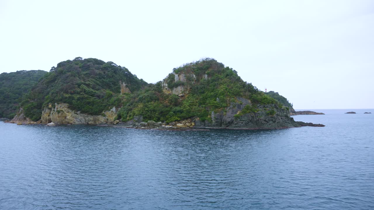 Bờ biển phía Tây của Shimane, Nhật Bản, các hòn đảo đá ở vùng nông thôn, đường bờ biển.