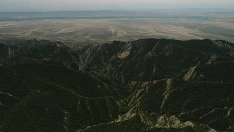 colinas con vegetación arbórea y estepa árida más allá, vashlovani, georgia