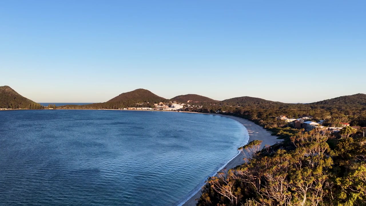 Vista aerea di una baia e spiaggia costiera al tramonto
