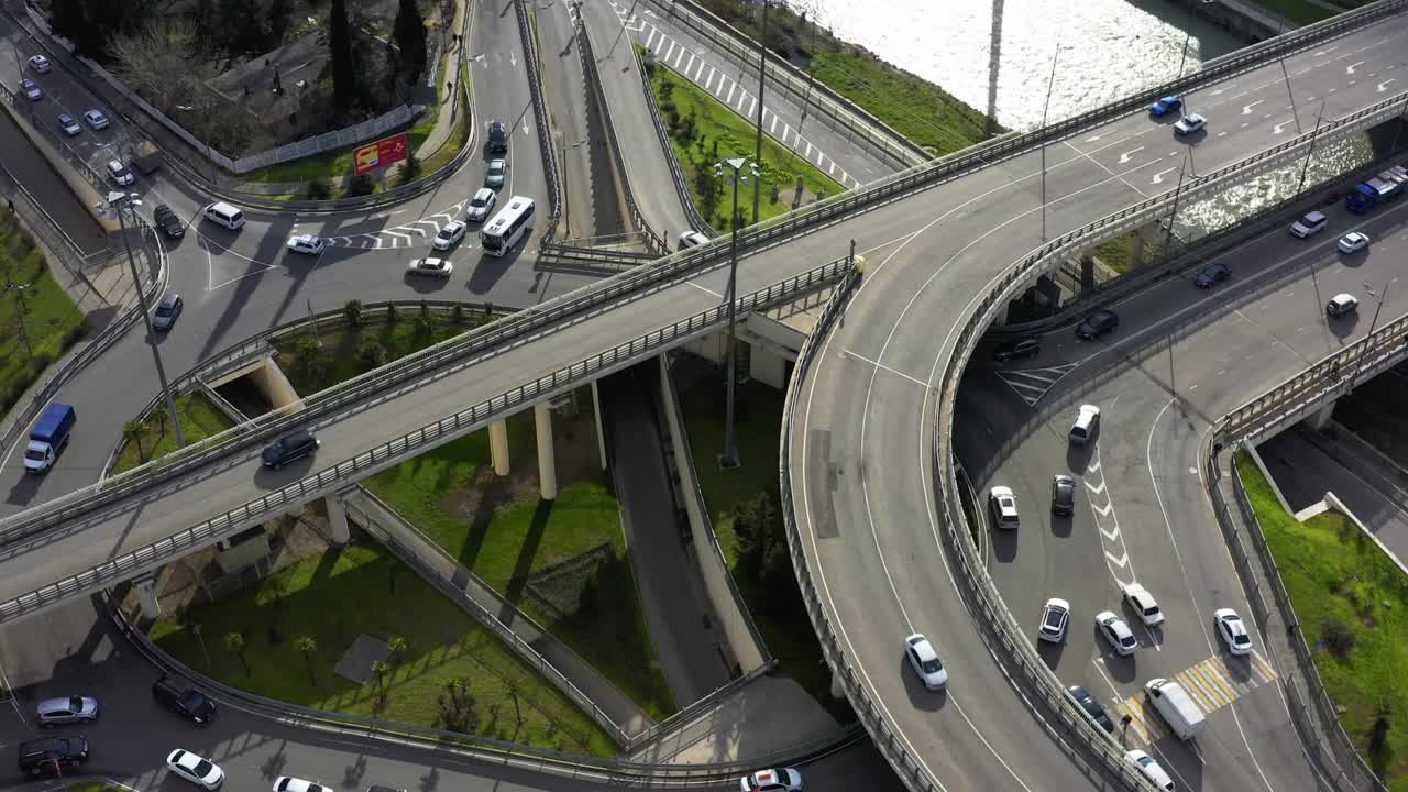 항공 드론. 교차로. 도시 교통. 소치로 가는 우회 도로. 순환 도로.