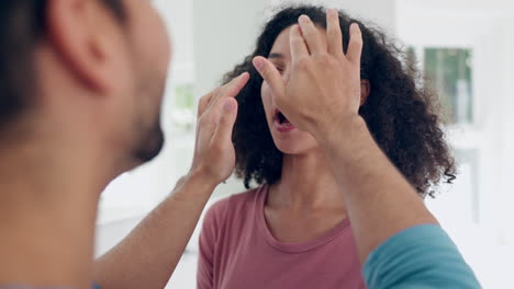 amor, crema facial y pareja haciendo cuidado de la piel