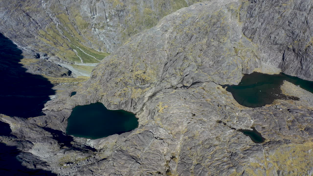 tiro de dron de rotación lenta sonido de milford gertrude sillín parque nacional de fiordland, nueva zelanda