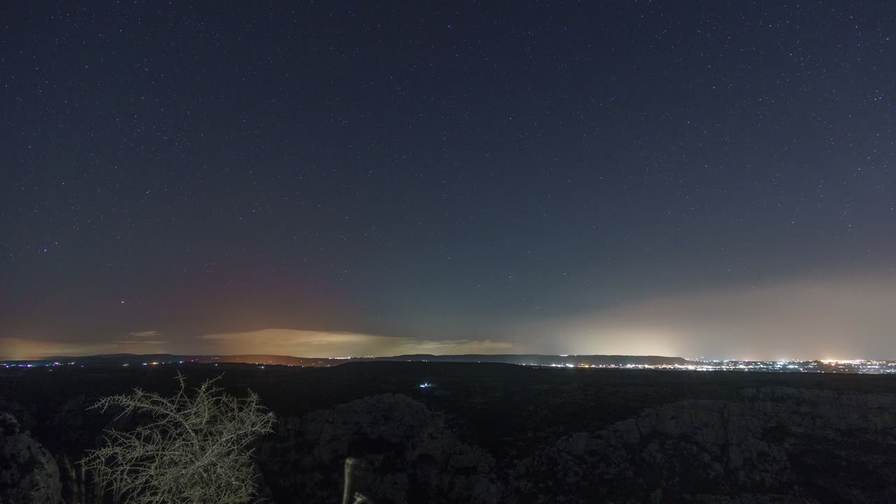 폴라리스 주위의 움직이는 별들의 시간 흐름: 북쪽 별, 시칠리아의 카바그란데 델 카시빌레 산맥의 풍경